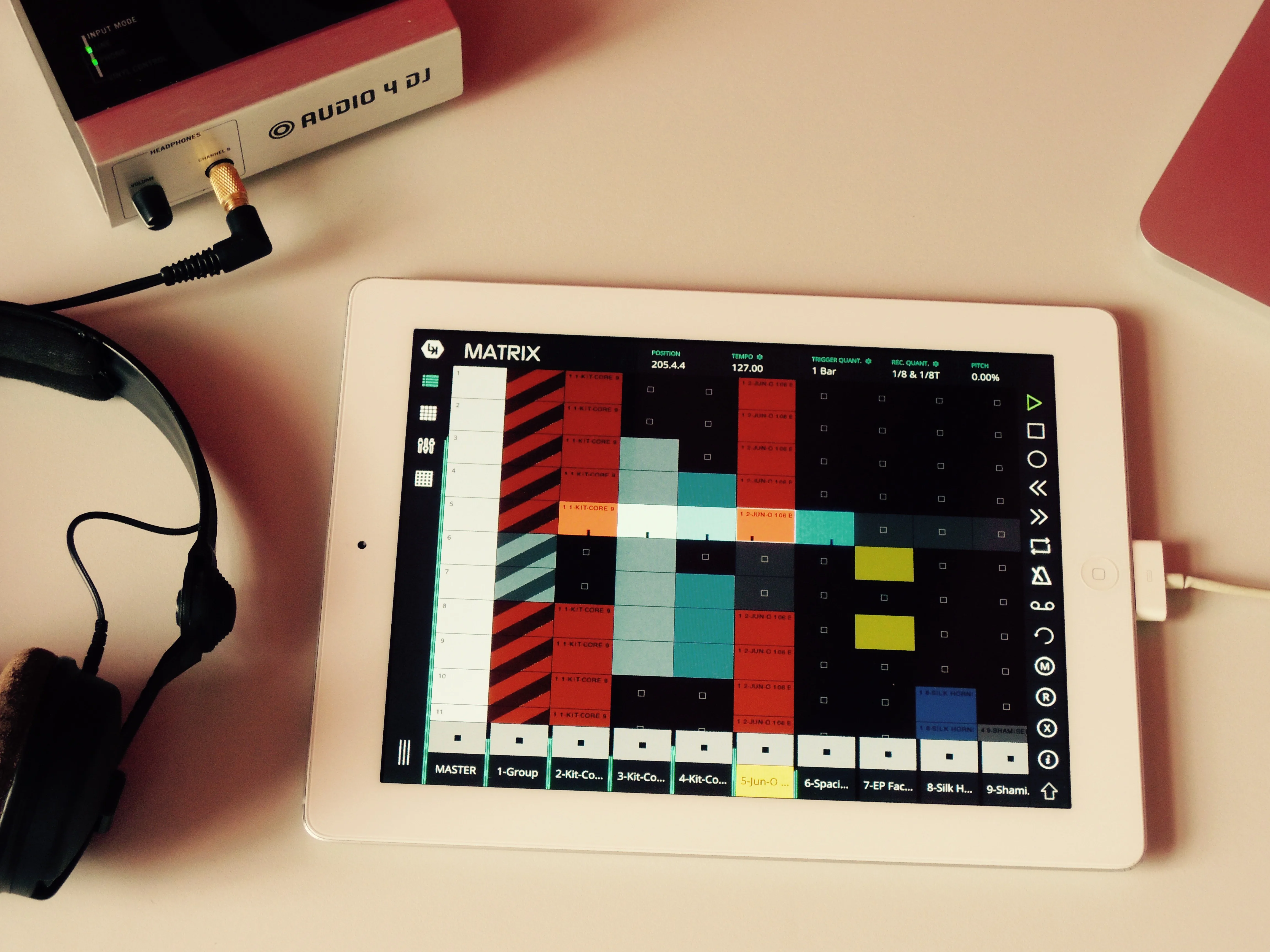 iPad上で動作し、Ableton Liveセッションを操作するLK。
