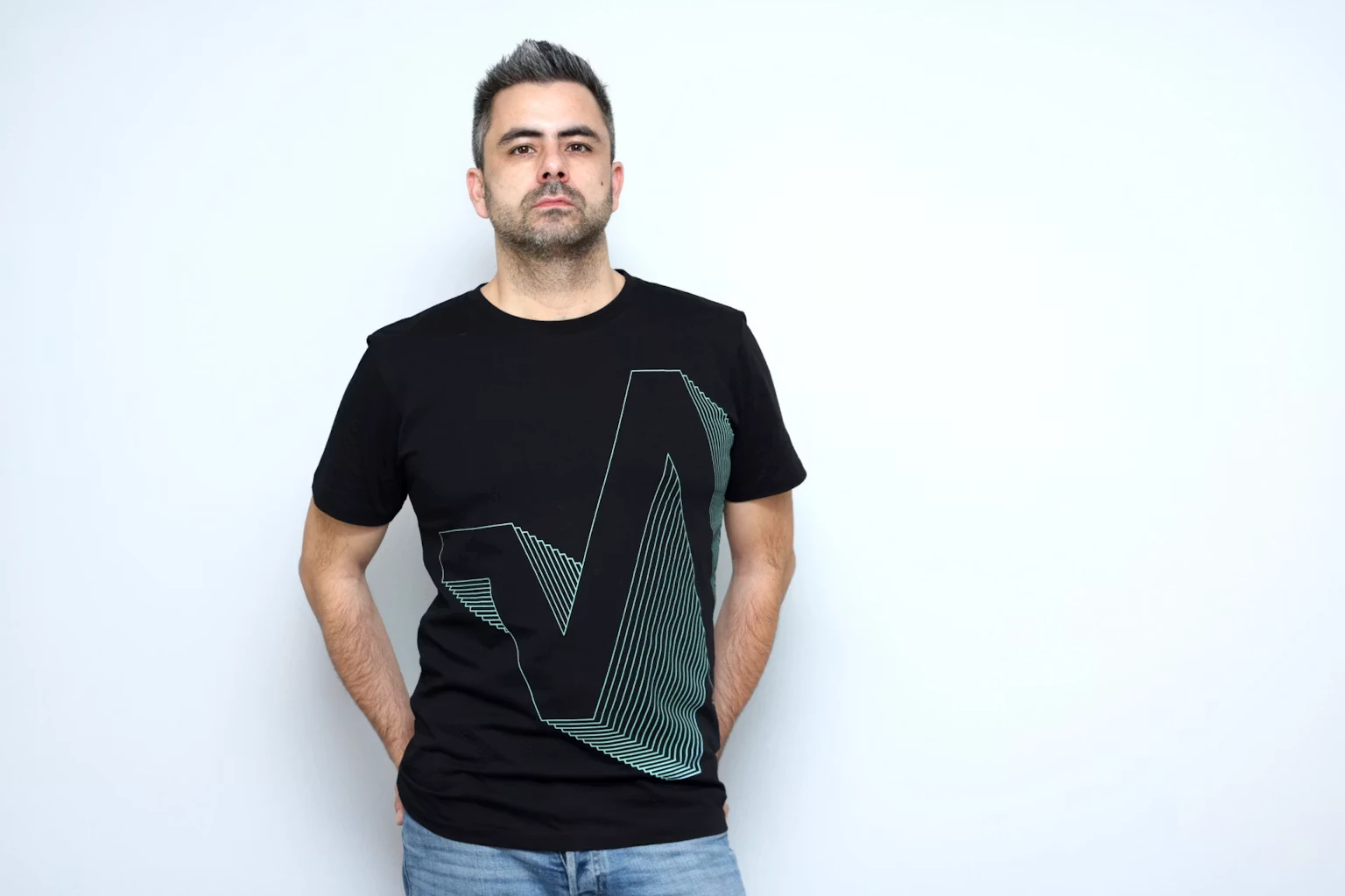 黒の DRC レジスター Tシャツを着たモデル、正面