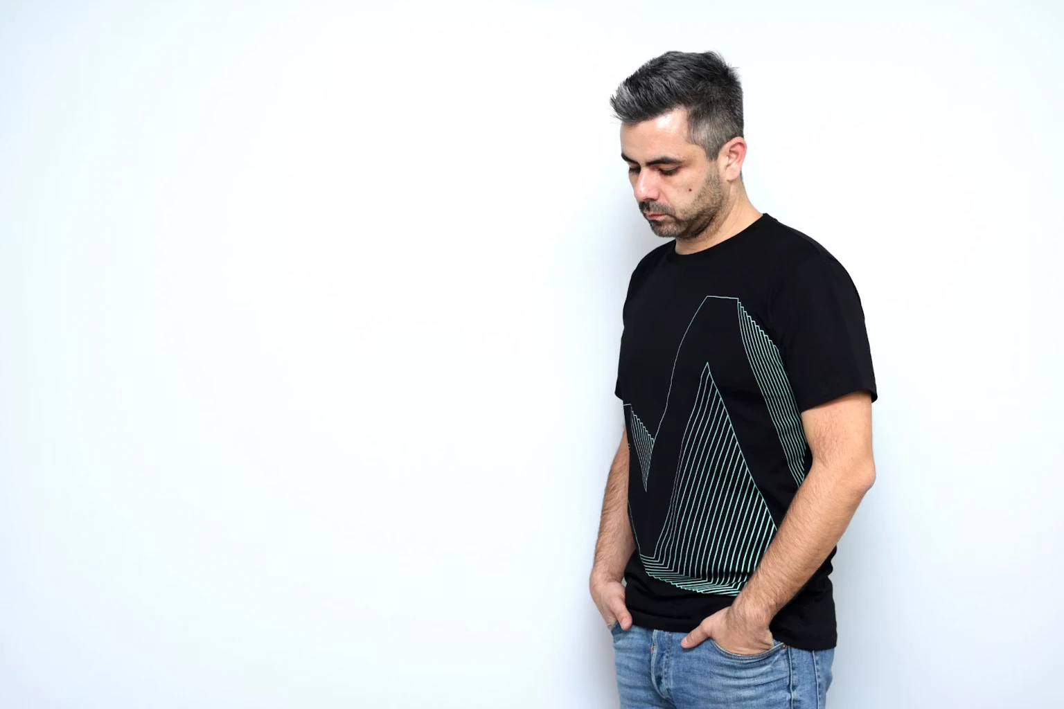 ラップアラウンドプリントを見せるTシャツの側面