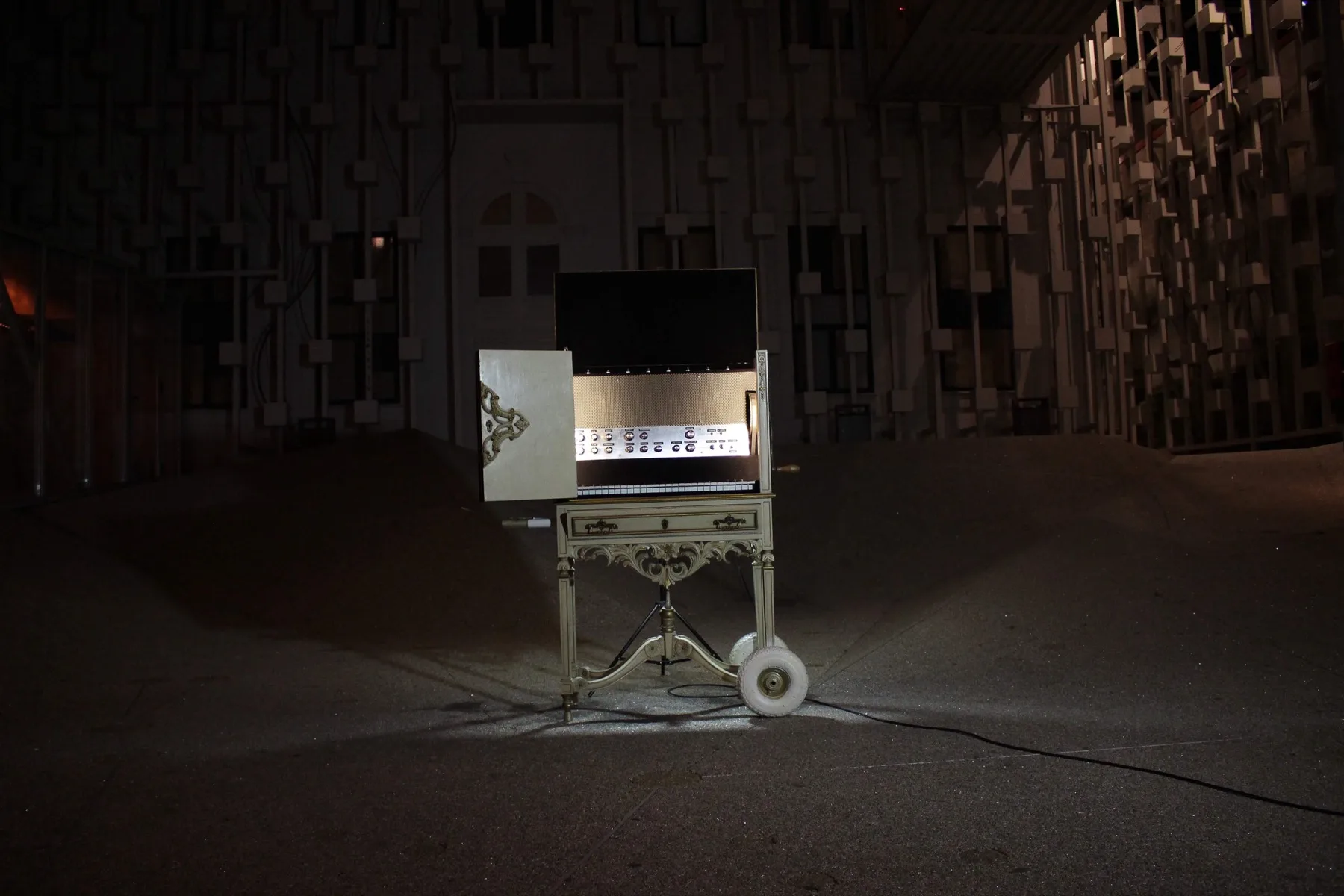 Digital Music Box。車輪付きの脚に載った装飾的なクリーム色の筐体が、gnration の 展示空間に一台だけ、蓋を開けて照らし出されている。