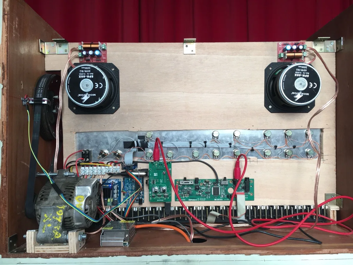 筐体の内部:2基のスピーカー、アンプ基板、Pisound を載せた Raspberry Pi、 そして色とりどりの配線。