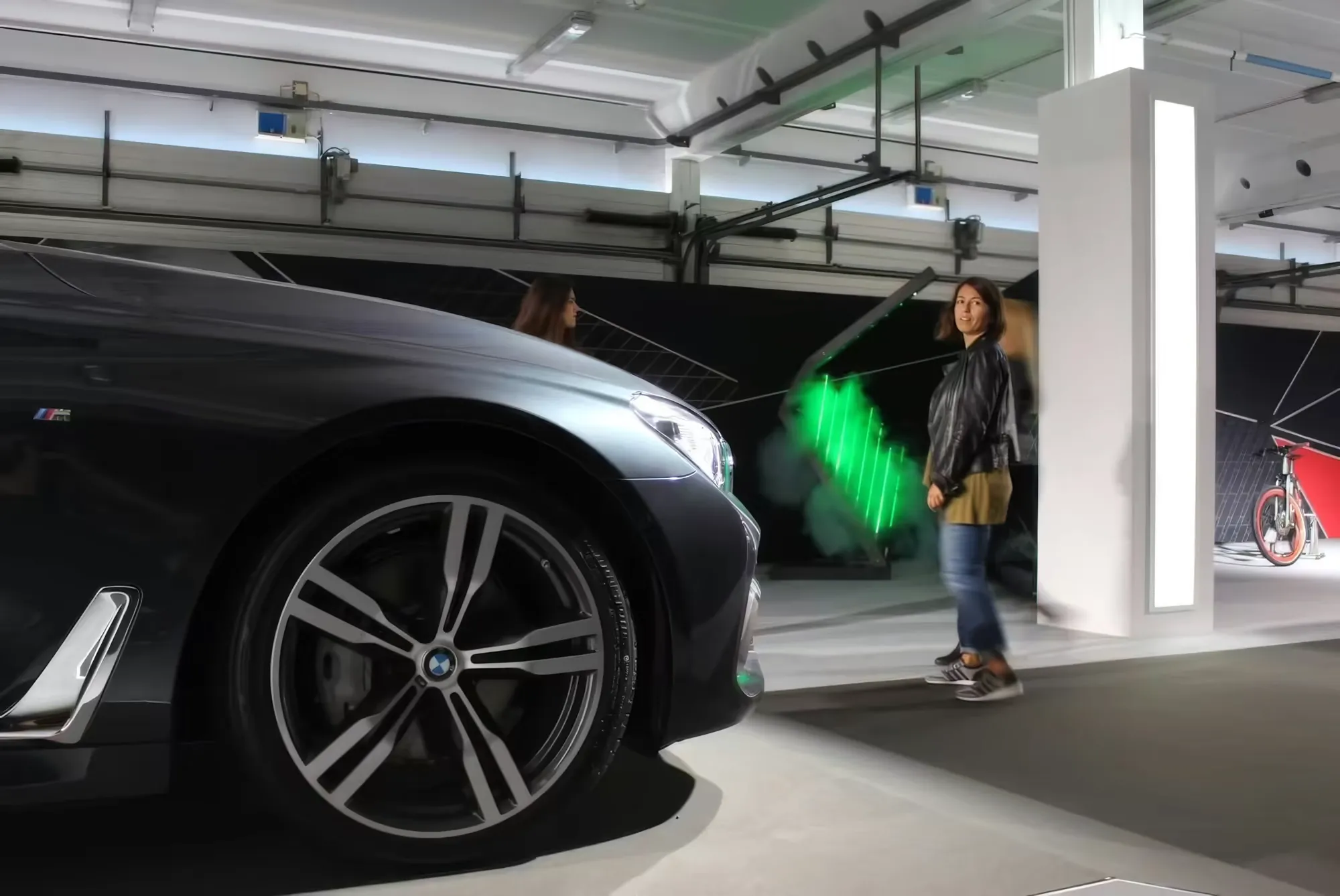 エストリル・サーキットでの BMW 創立100周年イベントにて、黒い BMW セダンの隣に 置かれた Harpa Laser。